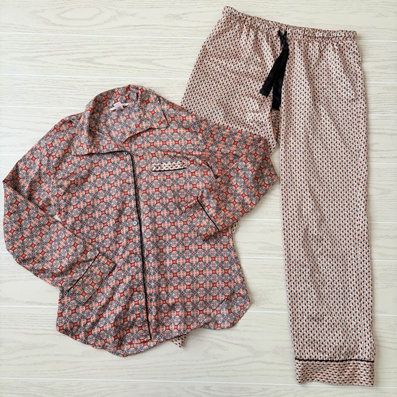 Victoria's Secret Other - Victoria’s Secret Satin Pajama Set Women’s Size Medium Geometric Print
